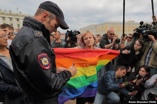 Россия: Насилия меньше, но не к ЛГБТ.